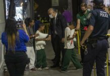 Nueva York acusa a gobernador de Texas de usar inmigrantes como "arma humana"