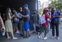 Organización hispana crea fondo para apoyar a migrantes enviados a Nueva York migrantes