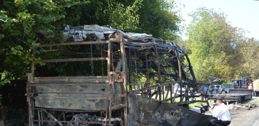 18 muertos en choque entre tráiler y autobús (3)