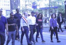 El alcalde de la ciudad de Nueva York, Eric Adams participó en el Desfile del Día del Trabajo sobre la Quinta Ave. en Manhattan, junto a él, Vicent Alvarez, Presidente del Consejo Laboral Central de la Ciudad de Nueva York, hijo de padre cubano y madre irlandesa.