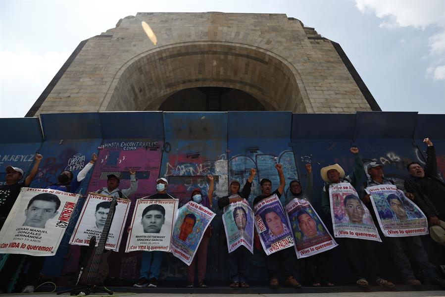 Activistas y familiares de los estudiantes desaparecidos de Ayotzinapa realizan hoy una jornada de protesta (2)