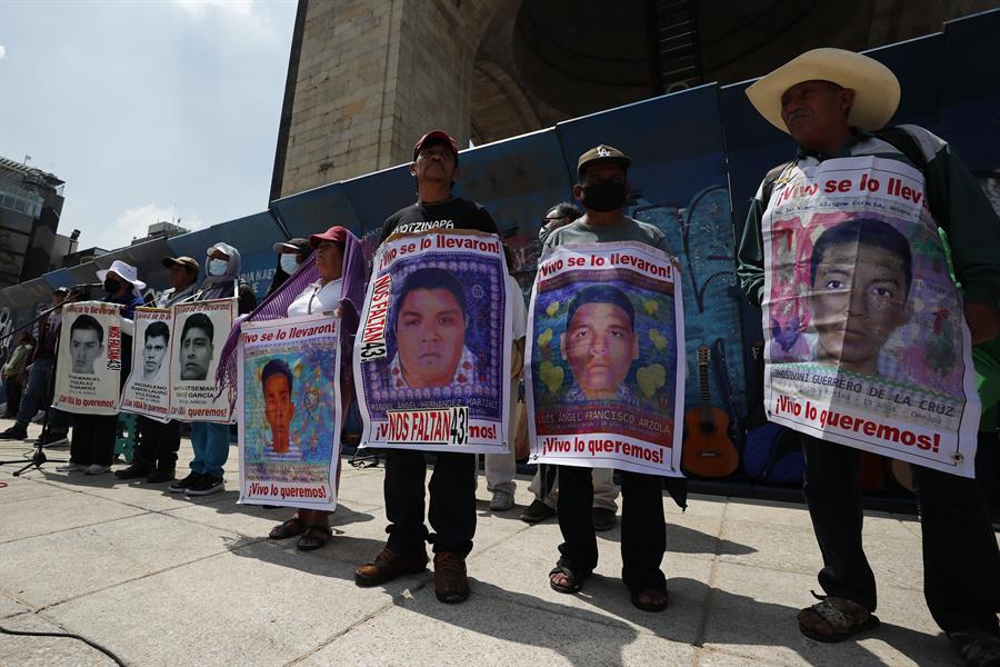 Activistas y familiares de los estudiantes desaparecidos de Ayotzinapa realizan hoy una jornada de protesta (2)