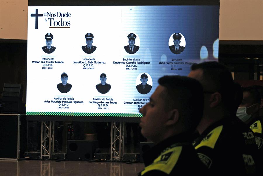 Agentes de policía participan en una ceremonia religiosa en honor a sus compañeros que murieron durante una emboscada en Colombia (2)