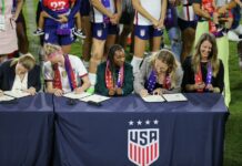 La selección femenina de EE.UU. firma la igualdad salarial en Washington Becky Sauerbrunn