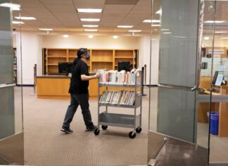 Un juez bloquea permanentemente el intento de Trump de "desmantelar" bibliotecas y museos Bibliotecarios