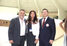 Diplomáticos latinos visitaron muestra de Cecilia Vicuña en el Guggenheim Felices de compartir una visita guiada tan especial, posaron de Izq a Der.: el cónsul general de Chile en Nueva York, Hon. Mario Artaza; la cónsul general de Uruguay en Nueva York, Hon. Gabriela Ortigosa y Su Excelencia el embajador José Sandoval, cónsul general de Ecuador en esta metrópolis.
