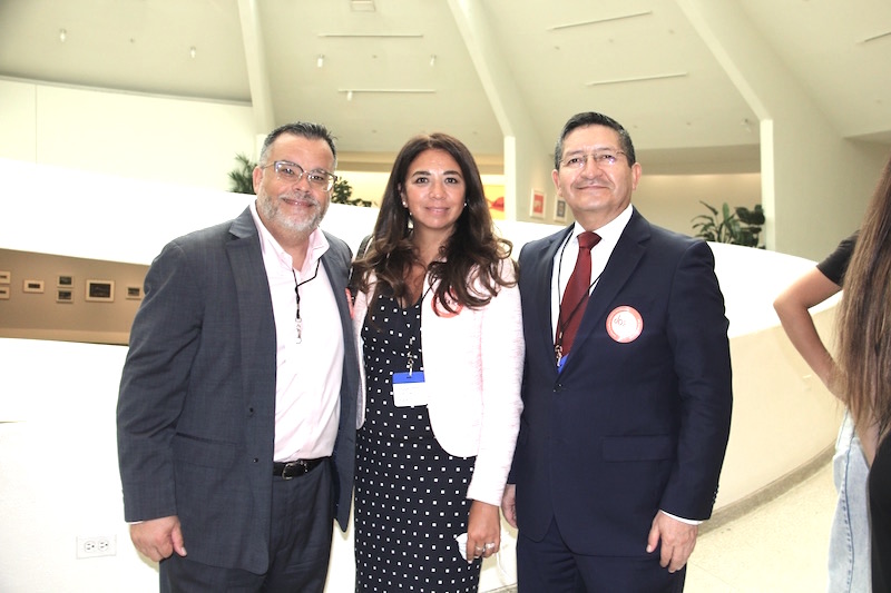 CONSUL ARTAZA, CONSUL ORTIGOSA Y EMBAJADOR SANDOVAL 1 Felices de compartir una visita guiada tan especial, posaron de Izq a Der.: el cónsul general de Chile en Nueva York, Hon. Mario Artaza; la cónsul general de Uruguay en Nueva York, Hon. Gabriela Ortigosa y Su Excelencia el embajador José Sandoval, cónsul general de Ecuador en esta metrópolis.