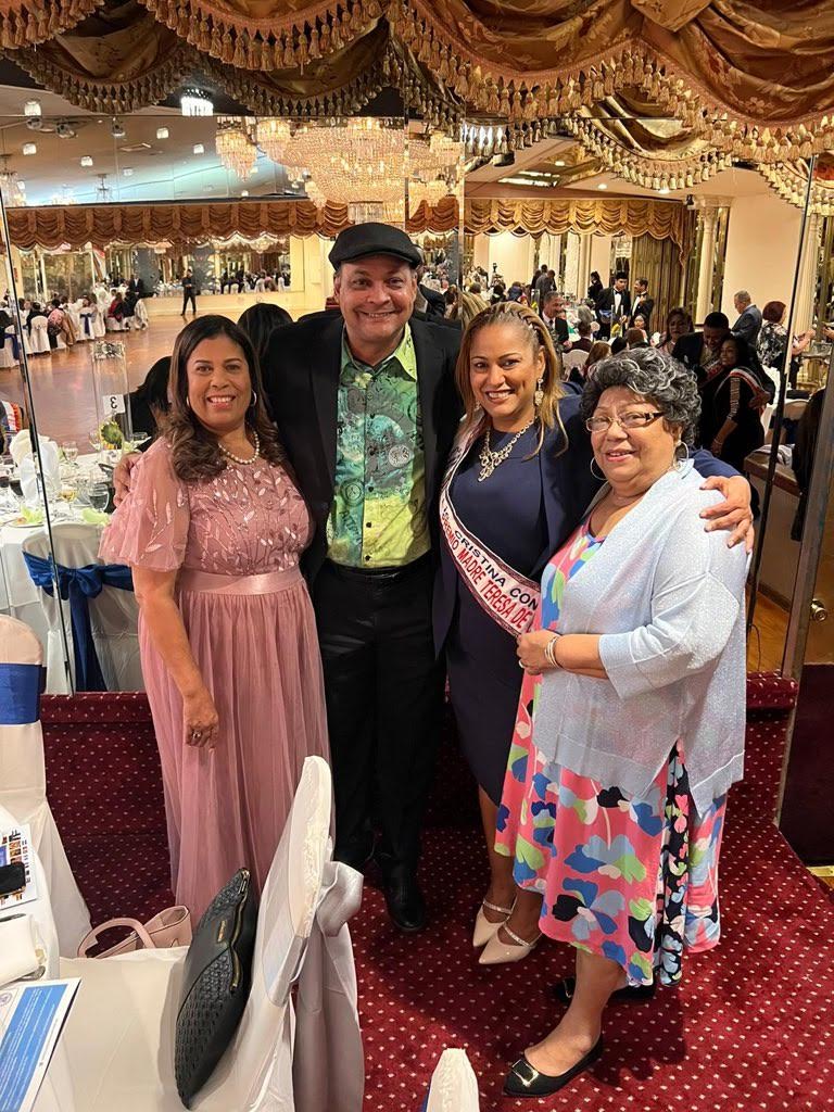 Cristina Contreras, quien posa en la foto junto a su orgullosa madre y amigos, agradeci&oacute; el reconocimiento y su &eacute;xito profesional diciendo: &ldquo;Dios me ha dado m&aacute;s de lo que me merezco, gracias por todo&rdquo;.