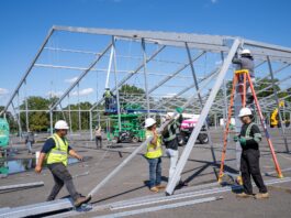 Empresa que erigió el muro fronterizo es la misma que construye las carpas en El Bronx Carpas para oleada de inmigrantes