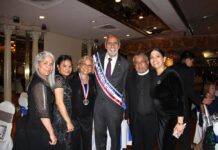 Durante la gala de entrega de los reconocimientos Teresa de Calcuta, posaron para el lente de Impacto Latino, de Izq.a Der. La Sra. Catalan y su cuñada, Edilma Catalan, Dona Mary Khury, Rafael Toro, el padre Anthony Almonte y Seny Taveras.