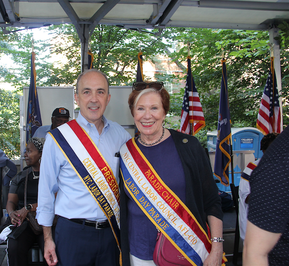 Para Impacto Latino posaron, la comisionada del Departamento de Trabajo del Estado de Nueva York, Roberta Reardon y el presidente del Consejo Laboral Central de la Ciudad de Nueva York y organizador del desfile, Vincent Alvarez.