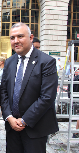 Manuel Castro, nacido en Ciudad de M&eacute;xico de padres poblanos, es el primer mexico-estadounidense en ocupar el cargo de comisionado de la ciudad de Nueva York, a cargo de la Oficina de Asuntos de los Inmigrantes.