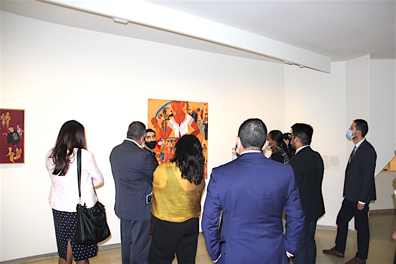 Durante la visita guiada a la muestra Spin Spin Triangulin, de Cecilia Vicuña en el Guggenheim, los diplomáticos latinoamericanos analizaron el lenguaje de los símbolos utilizados en una de las obras de la multifacética artista.