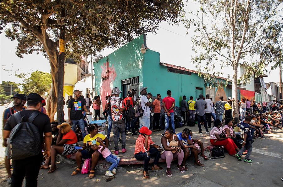 Decenas de migrantes de origen haitiano permanecen afuera del albergue Movimiento Juventud 2000 inmigrantes