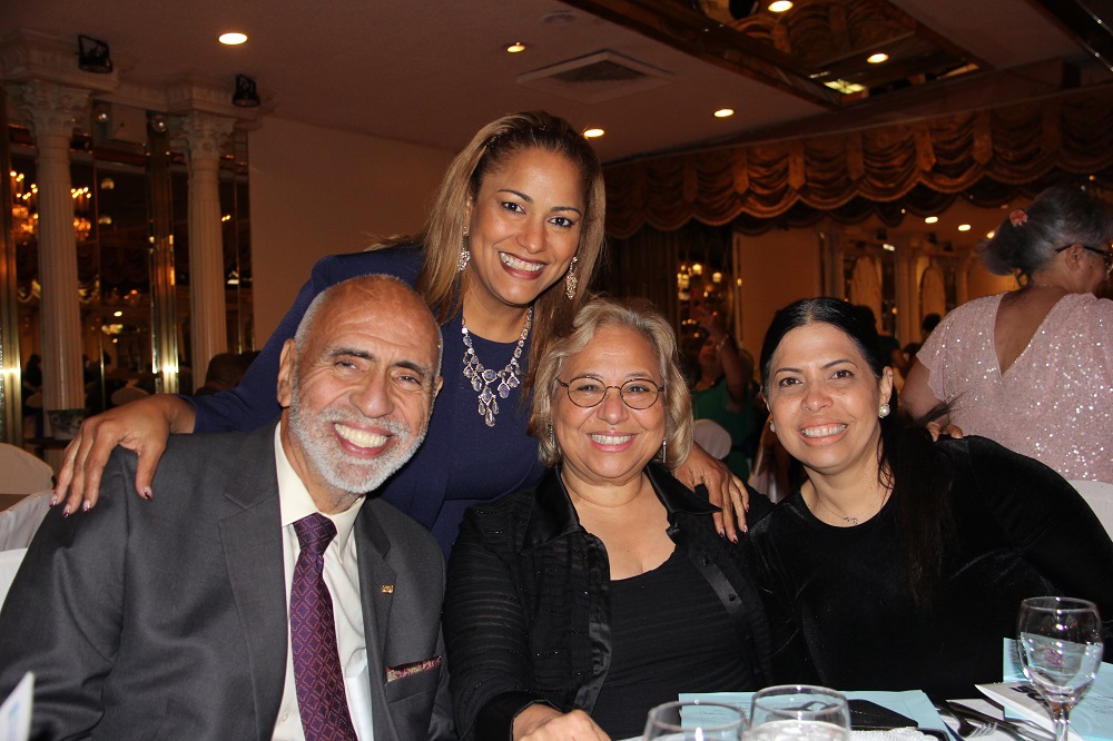 Lo mejor del liderazgo dominicano de Nueva York estuvo presente en la Gala de entrega de los premios Teresa de Calcuta. De Izq. Der. Rafael Toro, Cristina Contreras, Mary Khury y Seny Taveras.