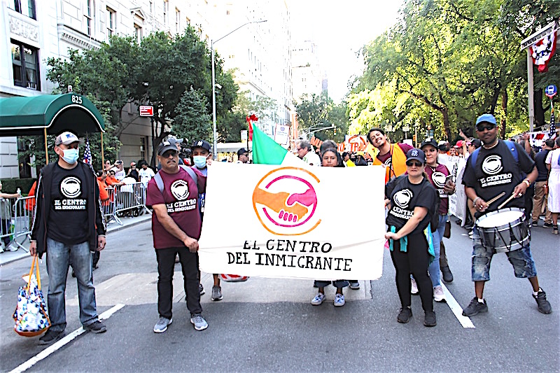Uno de los contingentes m&aacute;s alegres fue el del Centro del Inmigrante, que con sus tambores elevaron su voz para reiterar su lucha por los trabajadores desprotegidos y explotados.