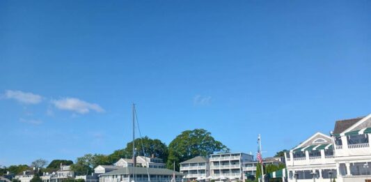 El futuro de los migrantes venezolanos enviados por el gobernador de Florida a Martha's Vineyard (Massachusetts, EE.UU.) es incierto después de su traslado a un base militar próxima, y ha dejado conmocionado al pueblo de Edgartown, en la isla, cuya comunidad se volcó en acogerlos.