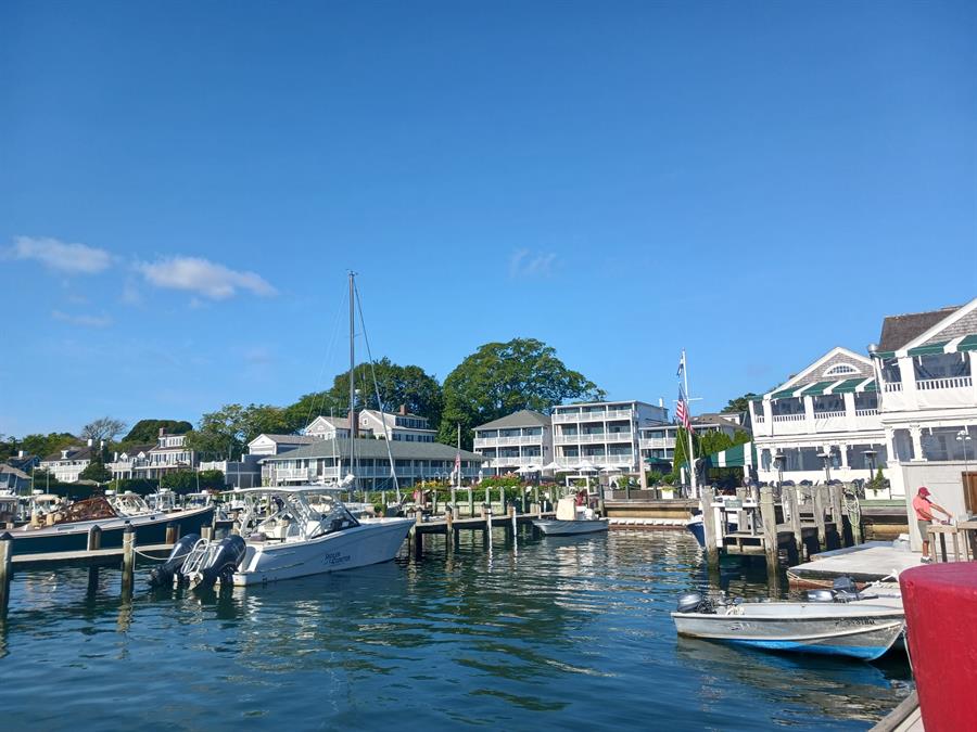 Edgartown, estado de Massachusetts El futuro de los migrantes venezolanos enviados por el gobernador de Florida a Martha's Vineyard (Massachusetts, EE.UU.) es incierto después de su traslado a un base militar próxima, y ha dejado conmocionado al pueblo de Edgartown, en la isla, cuya comunidad se volcó en acogerlos.