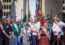 Manuel Castro y el alcalde Eric Adams celebraron a México El alcalde Eric Adams junto a su comisionado Manuel Castro, levantó la bandera de México al encabezar el Mexican Day Parade de Manhattan. Constan de Izq. a Der.: Sr. Caban, Invitado de Honor; la reina del Mexican Day Parade; Pedro Zamora, designado Gran Mariscal masculino; Patricia Hernandez, propietaria del desfile; el Hon. Manuel Castro, comisionado de la Oficina de Asuntos del Inmigrante de la Alcaldía (MOIA); el Hon. Eric Adams, alcalde de Nueva York; Teresa Garcia, Gran Mariscal femenina, representante de productos GOYA y Alejandro Armenta, Presidente del Senado de México, designado Invitado de Honor del desfile.