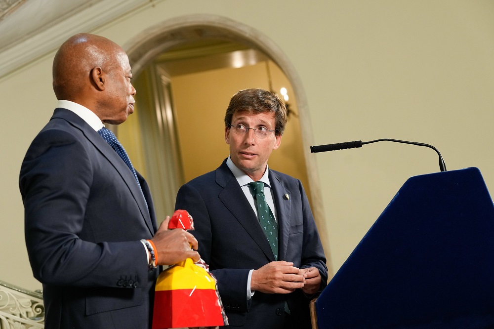 El alcalde Adams agradece el obsequio que le presentó el alcalde español.