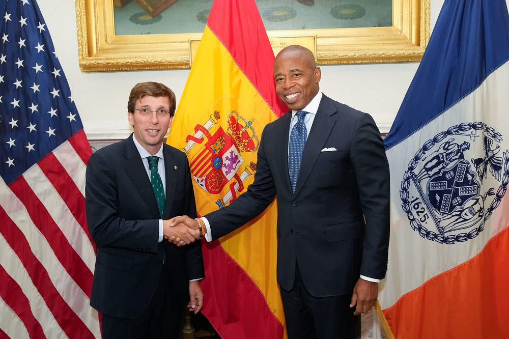 El alcalde de NY Eric Adams y alcalde de Madrid, José Luis Martínez-Almeida El alcalde de Nueva York, Hon. Eric Adams recibió la visita del alcalde de Madrid, José Luis Martínez-Almeida con ocasión de la conmemoración de los cuarenta años de la firma del Acuerdo de Ciudades Hermanas entre las dos ciudades. (Foto de Michael Appleton/Mayoral Photography Office)