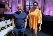 Custo celebra 50 desfiles en Nueva York con la creatividad “por delante” El modisto Custo Dalmau (i), fundador y diseñador de Custo Barcelona