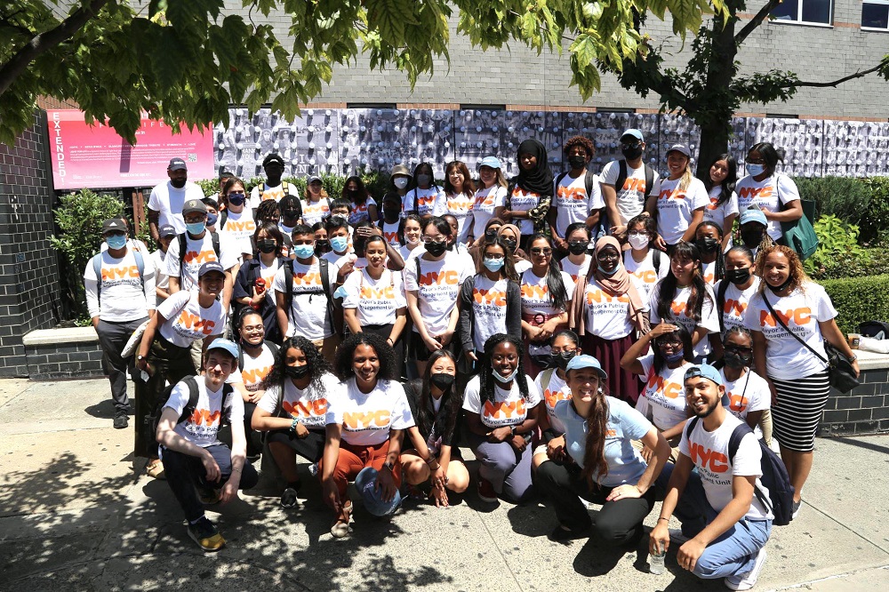 El personal de PEU y los pasantes de CUNY posan juntos en la Semana de Acción de Acceso a la Atención de PEU, organizada con NYC CARE.