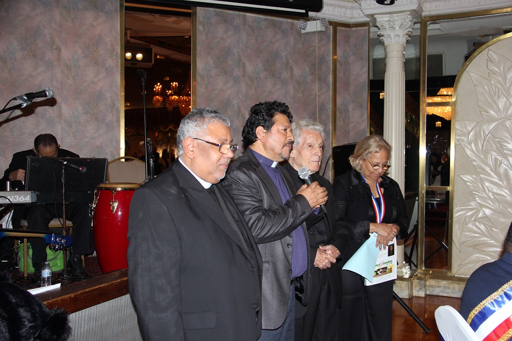 El sacerdote ecuatoriano Benjam&iacute;n Palacio, junto a sus colegas de Argentina, padre Carlos Mullens y de Rep&uacute;blica Dominicana, Anthony Almonte, culmin&oacute; la gala con una oraci&oacute;n y bendici&oacute;n especiales. Les acompa&ntilde;a la empresaria Mary Khury, asesora y benefactora del Desfile Mariano de Nueva York.