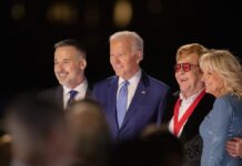 Elton John pasa por la Casa Blanca en su gira de despedida El cantautor británico Elton John dio este viernes un concierto en la Casa Blanca frente al presidente de EE.UU., Joe Biden, y su esposa, Jill, como parte de su gira de despedida de los escenarios.