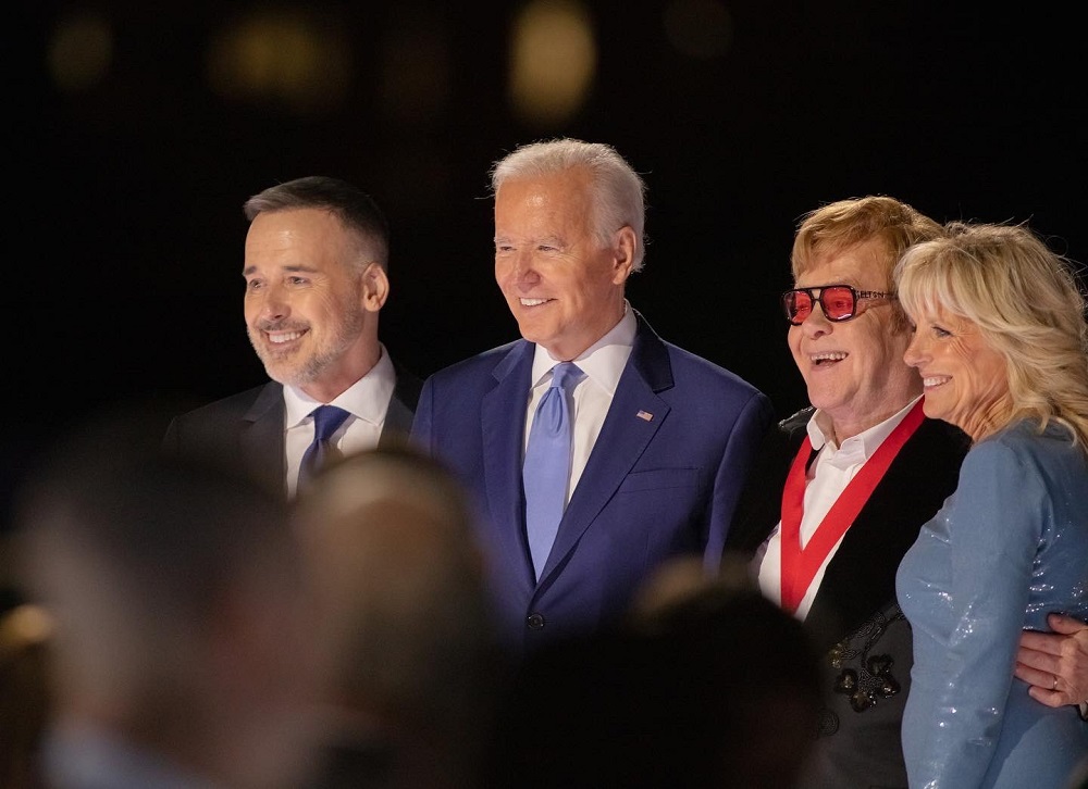 Elton J. y Joe Biden-Foto twitter El cantautor británico Elton John dio este viernes un concierto en la Casa Blanca frente al presidente de EE.UU., Joe Biden, y su esposa, Jill, como parte de su gira de despedida de los escenarios.