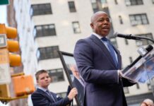 Nueva York dice que llegada de miles de inmigrantes puede quebrar albergues Eric Adams