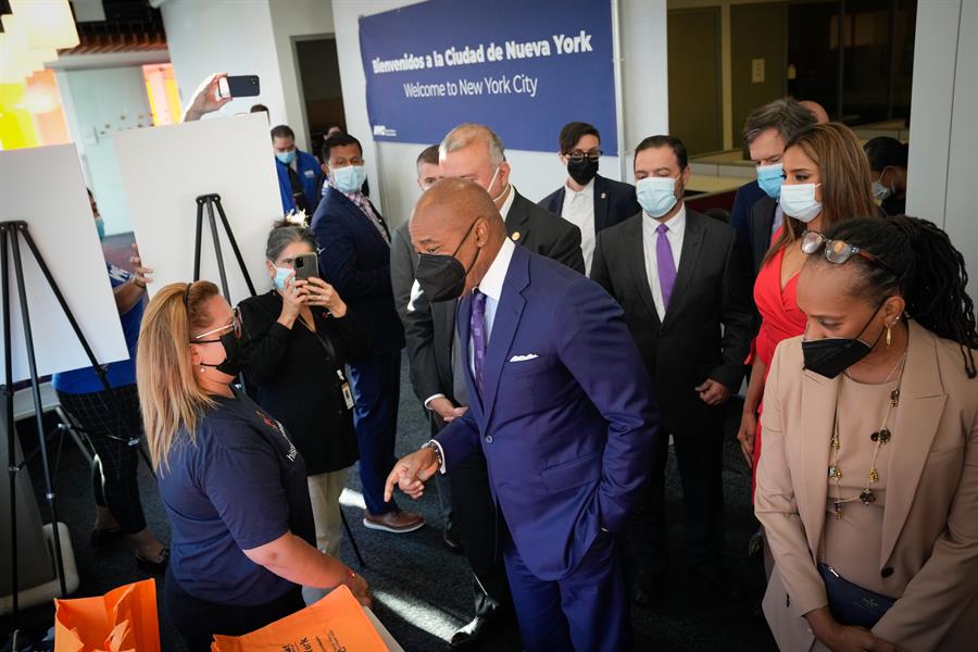 Eric Adams (c) durante una visita al Centro de Navegación de Recursos para Solicitantes de Asilo en Manhattan (2) Eric Adams