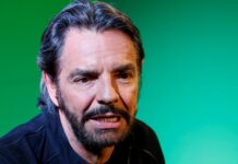 Eugenio Derbez pasa cumpleaños recuperándose de "larga y complicada" cirugía El actor mexicano Eugenio Derbez se está recuperando tras pasar por una delicada operación de hombro luego de haber sufrido un accidente en la ciudad de Atlanta (Georgia), informó su esposa, Alessandra Rosaldo, que este viernes festejó al artista por su cumpleaños.