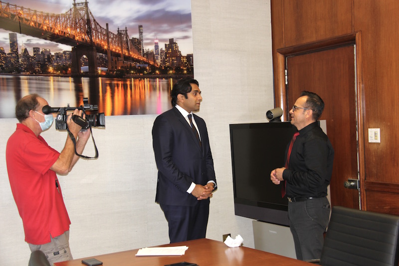 COMISIONADO DANDO ENTREVISTA A LA TV HISPANA