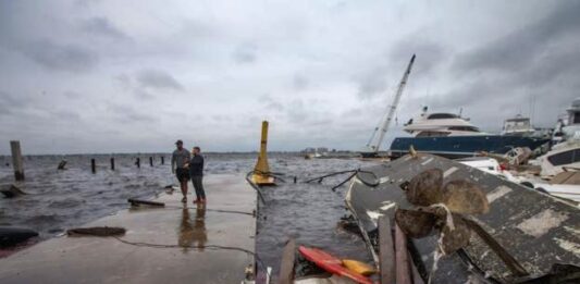 Socorristas y soldados trabajan arduamente en Florida este viernes para restablecer la normalidad tras el azote de Ian, que se perfila como el huracán más devastador de la historia del estado y que deja hasta ahora daños incalculables en infraestructura, mientras se mantiene la incertidumbre sobre el número de muertos.