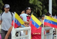 Venezuela reforzará la vigilancia de la frontera que comparte con Colombia para evitar que se disparen los casos de lavado de dinero desde este lunes, cuando se reabrirá el paso para vehículos entre los dos países, luego de siete años cerrado, dijo este sábado el gobernador de Táchira, Freddy Bernal.