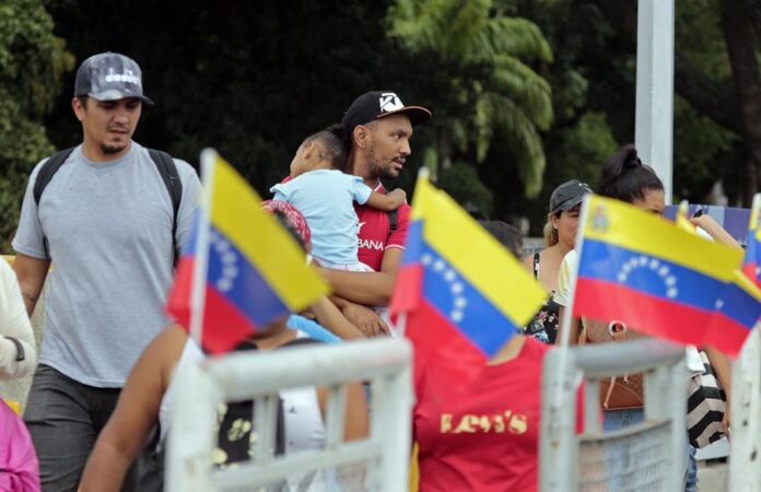 Venezuela reforzará la vigilancia de la frontera que comparte con Colombia para evitar que se disparen los casos de lavado de dinero desde este lunes, cuando se reabrirá el paso para vehículos entre los dos países, luego de siete años cerrado, dijo este sábado el gobernador de Táchira, Freddy Bernal.