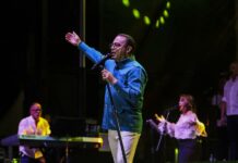 Salsero Gilberto Santa Rosa pone a todos a bailar en el icónico Radio City Music Hall Gilberto Santa Rosa