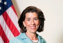 Secretaria de Comercio dice que hay "mucho dinero" para contratos con latinos Gina Raimondo.