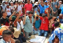 Grupos de personas migrantes caminan en caravana hoy, en la ciudad de Tapachula, (4)