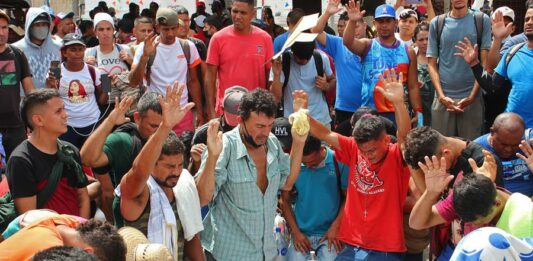 Grupos de personas migrantes caminan en caravana hoy, en la ciudad de Tapachula, (4)
