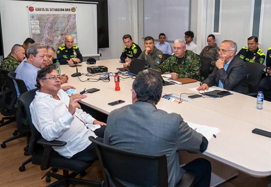 Gustavo Petro durante una reunión con el ministro de Defensa colombiano La emboscada de este viernes en la que fueron asesinados siete policías en el suroeste de Colombia es el ataque más grave cometido en el país desde la llegada a la Presidencia de Gustavo Petro, quien no dudó en considerarlo como un sabotaje a su propuesta de