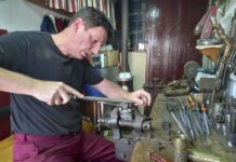 El tradicional molinillo de café de Sarajevo corre peligro de desaparecer Haris Jagnjo, de 42 años, trabaja en su taller de molinillos de café en Sarajevo