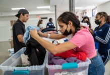 Los inmigrantes en Nueva York se encuentran con una realidad diferente de lo esperado La gran oleada de inmigrantes que están llegando en buses desde ciudades fronterizas hasta la ciudad de Nueva York expresan estar al borde de la desesperación por la situación con la que se encuentran al llegar a los albergues para desamparados que hoy en día los acogen.