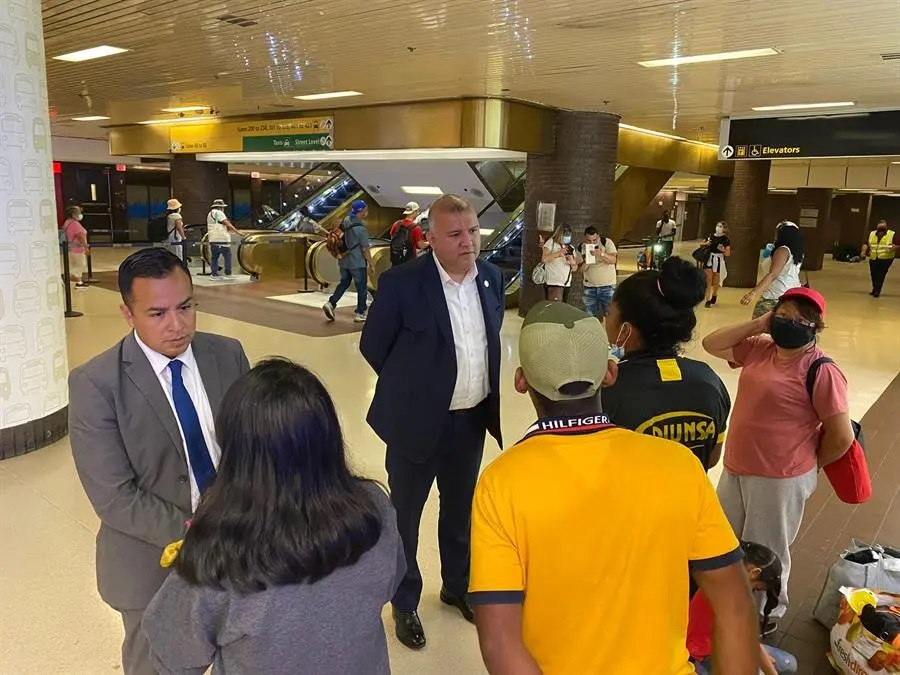 Inmigrantes-de-TX-a-NY Luego de meses de estar enfrentándose la ciudad de Nueva York al flujo de inmigrantes enviados desde Texas, lo más razonable es que el Estado de New York y el gobierno federal brinden un apoyo significativo que abarque todos los aspectos necesarios para brindar mejores condiciones a los solicitantes de asilo que buscan contribuir económica, social y culturalmente a la ciudad.