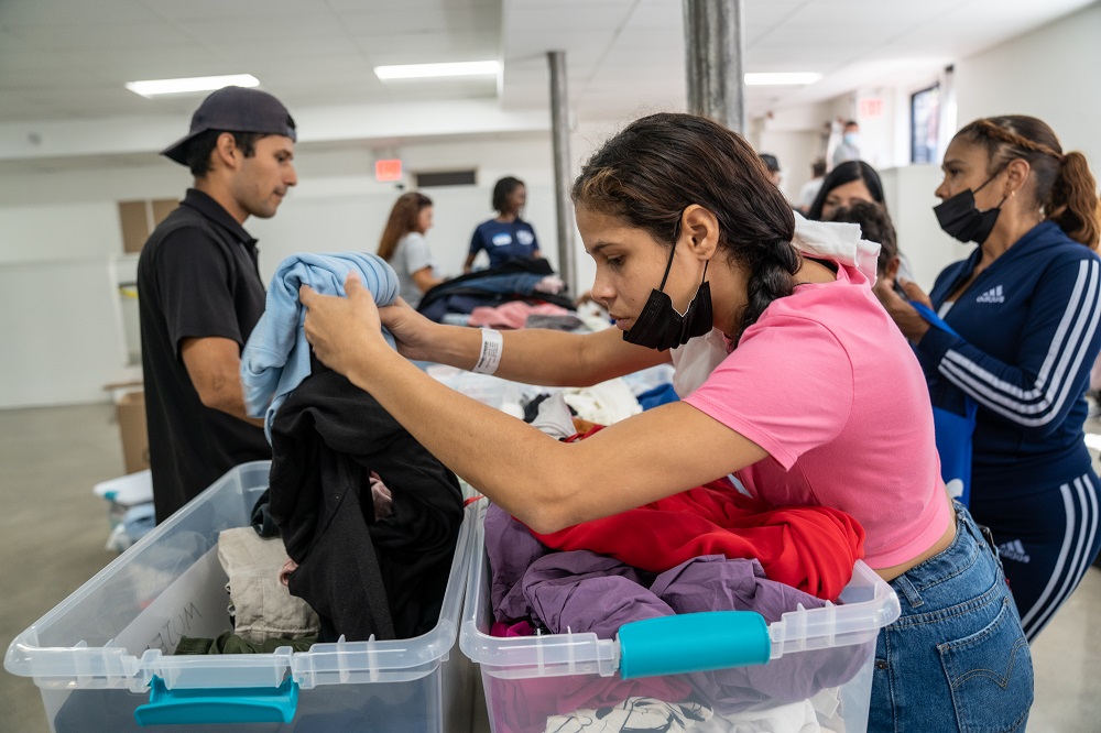 Inmigrantes La gran oleada de inmigrantes que están llegando en buses desde ciudades fronterizas hasta la ciudad de Nueva York expresan estar al borde de la desesperación por la situación con la que se encuentran al llegar a los albergues para desamparados que hoy en día los acogen.