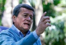 El Ejército de Liberación Nacional (ELN) colombiano considera un "atropello" que EE.UU. incluya a Cuba en la lista de países patrocinadores del terrorismo internacional por acoger a sus representantes en las negociaciones de Paz con el Gobierno de Colombia.