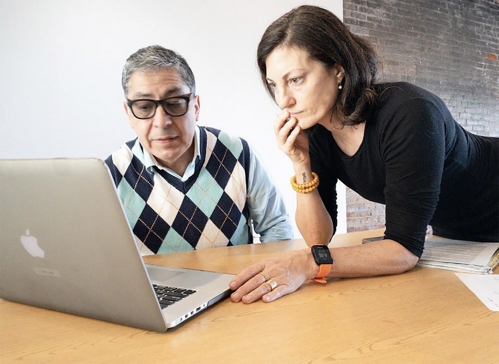Jos&eacute; Garaycochea con Kim Abraham, artista enviada representando a Expressiones Cultural Center como jurado a la Bienal de Arte del Instituto Hondure&ntilde;o de Cultura Interamericana, honrando el tratado de colaboraci&oacute;n entre las dos organizaciones.