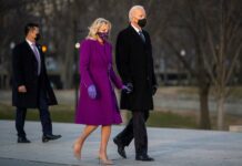 Biden vuela hacia Londres para estar en el funeral de Isabel II El presidente de Estados Unidos, Joe Biden, y la primera dama, Jill Biden, volaron este sábado hacia Londres para estar el lunes en el funeral de la reina Isabel II —fallecida a los 96 años, el pasado 8 de septiembre, tras siete décadas en el trono—, donde coincidirán con decenas de mandatarios internacionales.