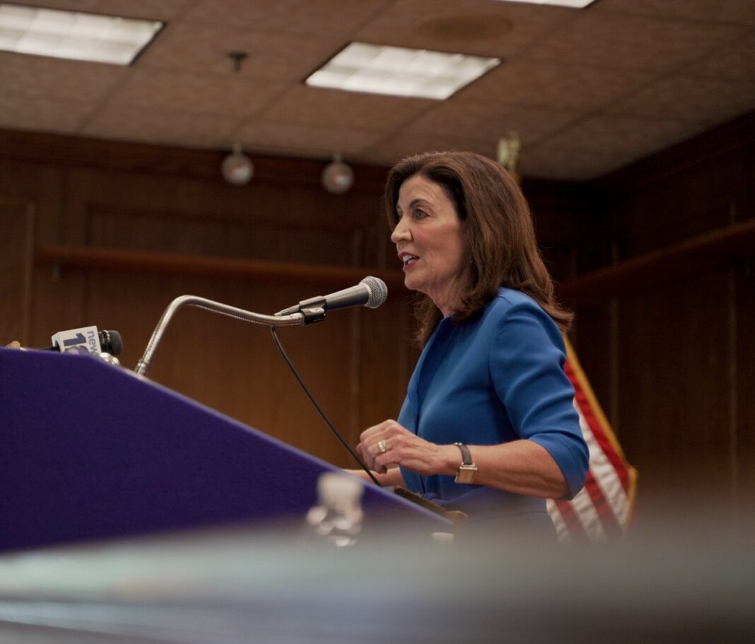 Kathy Hocul 1-foto twitter La gobernadora de Nueva York, Kathy Hochul, anunció hoy la creación del Instituto de Investigación y Políticas de Integración de Inmigrantes para ayudar a estas personas a adaptarse a la vida en sus nuevas comunidades, a la educación superior y a integrarse en la fuerza laboral.